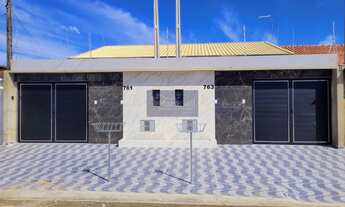 Imagem 2: Casa à venda em Itanhaém-SP, bairro Savoy: 2 quartos, 1 suíte, 2 banheiros, 2 vagas e 74m²