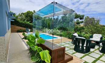 Imagem 3: Casa Triplex de Alto Padrão em Condomínio Fechado com Vista Mar e Acesso Privativo à Praia