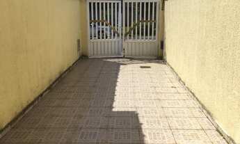 Imagem 2: SOBRADO GEMINADO NO TUDE BASTOS 2 DORMITÓRIOS, SACADA, LAVABO, QUINTAL E 2 VAGAS NA GARAGE