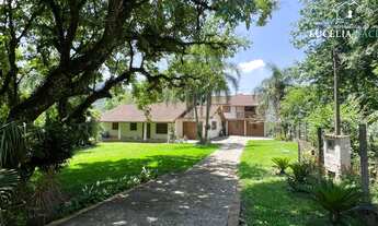 Imagem: 5 dormitórios, 3 banheiro, 6 vagas na garagem