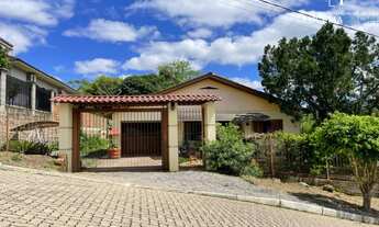 Imagem: 4 dormitórios, 2 banheiro, 2 vagas na garagem