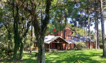 Imagem: Casa com 3 suítes e amplo terreno de esquina