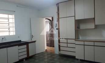 Imagem: Casa conservada, à venda, em vila fechada