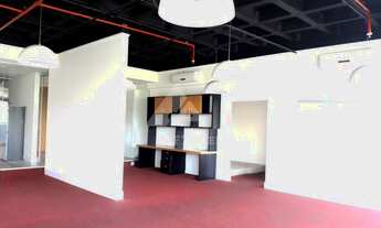 Imagem: Sala montada para locação, ao lado do