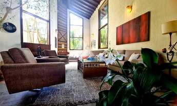 Imagem: Sobrado clássico, de esquina, com vista