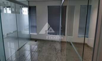 Imagem: Sala com piso de granito e divisórias de