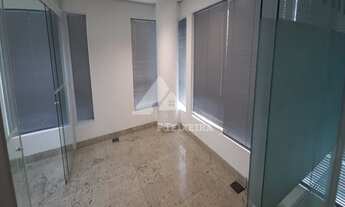 Imagem 2: Sala com piso de granito e divisórias de vidro, à venda no Edifício Monte Carlo, na Alamed