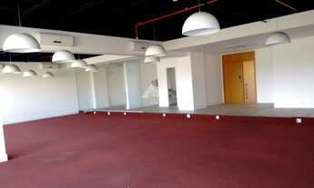 Imagem: Sala montada para locação, ao lado do