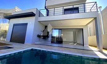 Imagem: Casa semi-térrea, com vista eterna, à