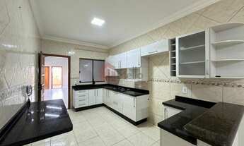 Imagem 6: Casa à venda em Umuarama-PR, Zona V: 4 quartos, 1 suíte, 2 salas, 3 banheiros, 6 vagas de