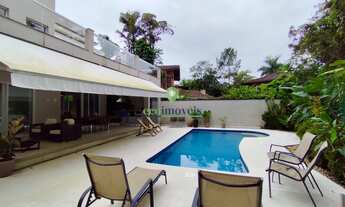 Imagem: Casa de alto padrão com piscina na Praia