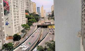 Imagem 7: Apartamento reformado e bem iluminado, com 01 dormitório, 01 sala com espaço para dois am