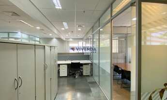 Imagem 3: Sala comercial mobiliada de alto padrão no condomínio Edifício West Tower, 8 vagas de gara