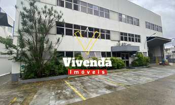 Imagem: Galpão industrial com dois monta cargas