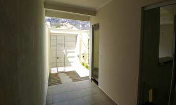 Imagem 7: Alugo casa bem próximo à faculdade de Medicina. Sâo 3 quartos sendo 1 suíte, WC social, sa