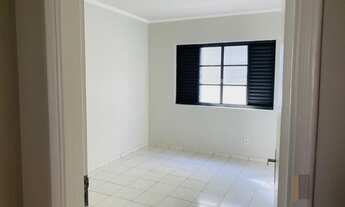 Imagem 2: Vendo amplo apartamento no calçadão, área central. São 4 dormitórios sendo 1 suíte, WC soc