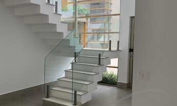 Imagem 7: Casas em condomínio exclusivo com localização privilegiada, numa rua central da praia de J