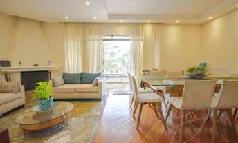 Imagem 6: 4 dormitórios, sendo 2 suíte, 4 banheiros, cozinha equipada com armários. Além disso, poss