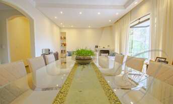 Imagem 7: 4 dormitórios, sendo 2 suíte, 4 banheiros, cozinha equipada com armários. Além disso, poss