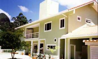 Imagem: Casa em condomínio fechado com salão em