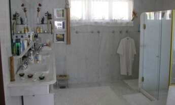 Imagem 7: Casa em condomínio fechado com salão em 3 ambientes com lareira, varanda, 4 suítes, hidro