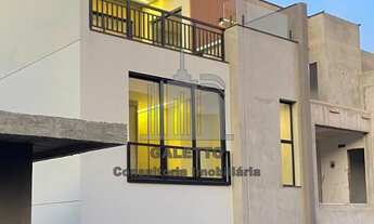 Imagem: Casa triplex em condomínio na região do