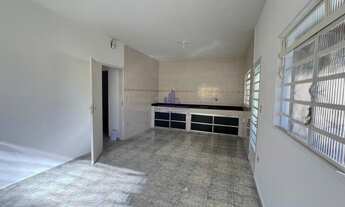 Imagem 7: Aluguel de Casa Espaçosa no Jardim Independência em Taubaté-SP: 3 quartos, 2 salas, 2 banh