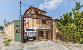 Imagem 4: Belíssima casa de esquina, com churrasqueira, garagem e salão de festas, pátio no bairro E