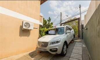 Imagem 5: Belíssima casa de esquina, com churrasqueira, garagem e salão de festas, pátio no bairro E