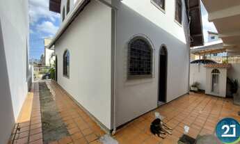 Imagem 2: Vendo Sobrado semi-mobiliado c/ 05 dormitórios, garagem p/ 02 carros e 03 vg descobertas