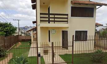 Imagem 2: Vendo Casa de 03 pavimentos semi-mobiliado, c/ 04 dormitórios c/ 01 suíte, vaga de garagem