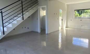 Imagem 3: Vendo casa sobrado com 02 suítes, 03 banheiros, pátio aos fundos, 02 vaga de garagem, em P