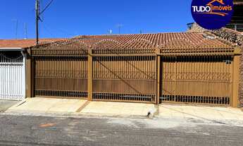 Imagem 2: CASA COM 3 QUARTOS, SUÍTE, VAGAS COBERTAS, COM IMÓVEIS NOS FUNDOS PARA RENDA EXTRA!