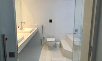 Imagem 2: Casa Duplex 449m2 SEMI NOVA - ALTO PADRÃO 4 Suítes A suíte master com closet e hidro, sala