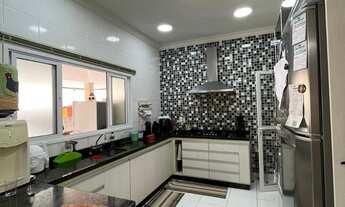 Imagem 2: Casa de luxo em condomínio: 3 quartos, 3 suítes, 3 salas, 4 banheiros, 2 vagas e 240m² em