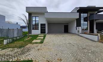 Imagem 1: Oportunidade única: Casa em condomínio de luxo com 3 quartos, 1 suíte, 2 salas e 4 vagas d