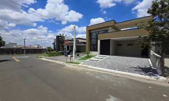 Imagem 4: Casa de luxo em condomínio: 3 quartos, 3 suítes, 2 salas, 3 banheiros, 4 vagas de garagem