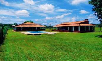 Imagem: Chácara 30.000m2,Casa Sede e Caseiro,Pomar,Chiqueiro,Curral,Churrasqueira,Piscina,Salão,Ta