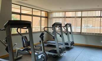 Imagem 7: Apto 160m² de área útil, contendo sala com armário e mesa, sacada, 05 quartos sendo 01 suí