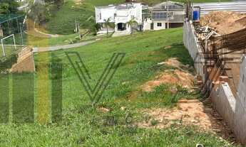 Imagem: Terreno com topografia em aclive com 810