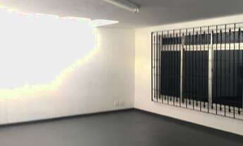 Imagem 1: Sobrado amplo com 224 m2 de área construída, próximo ao metrô, com três dormitórios e gara