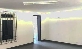 Imagem 6: Sobrado amplo com 224 m2 de área construída, próximo ao metrô, com três dormitórios e gara