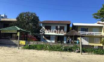 Imagem: ! CDATA Sobrados de frente para o mar na