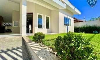 Imagem: Linda Casa com Piscina e Próxima da Praia