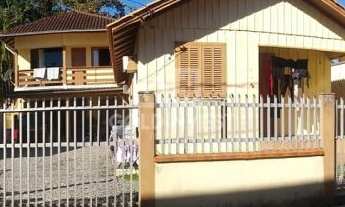 Imagem 2: ![CDATA[Casa no Centro da Guabiruba próximo ao clube guabirubense.]]