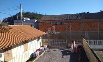 Imagem 3: ![CDATA[Casa no Centro da Guabiruba próximo ao clube guabirubense.]]