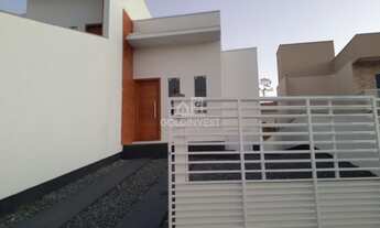 Imagem 2: Casa com passagem lateral 2(dois) quartos sendo uma Suíte e amplo terreno nos fundos