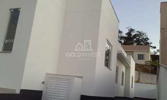 Imagem 3: Casa com passagem lateral 2(dois) quartos sendo uma Suíte e amplo terreno nos fundos