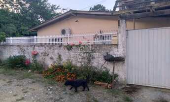 Imagem: ! CDATA Casa com amplo terreno no bairro