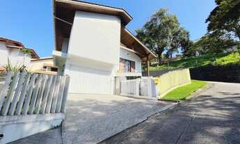 Imagem 2: ![CDATA[Casa semi-mobiliada, com 3 quartos, próximo do Centro de Brusque]]